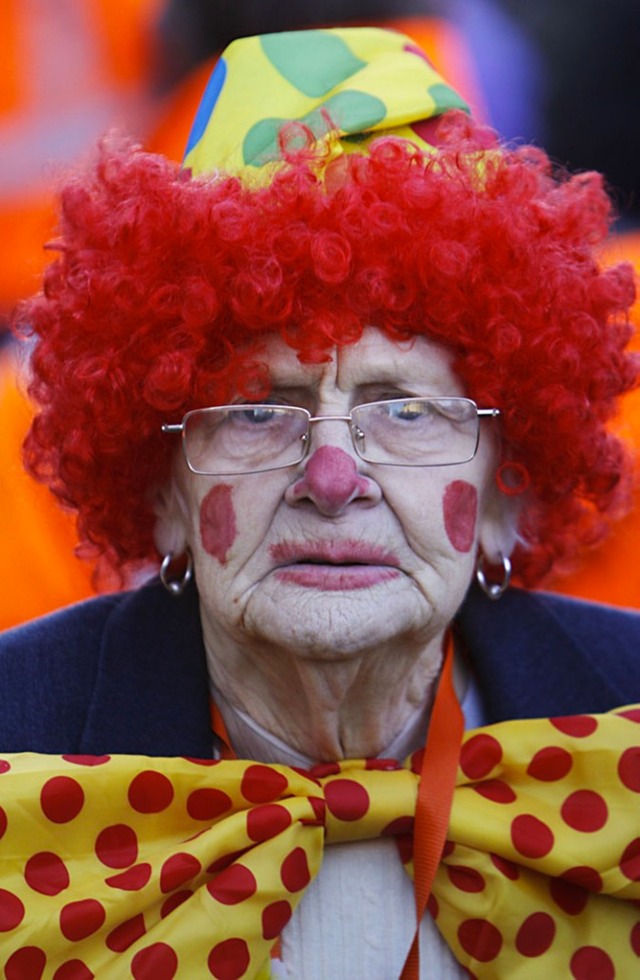 Бабка клоун. Бабушка клоун. Пожилой клоун. Старая клоунесса. Престарелая клоунесса.
